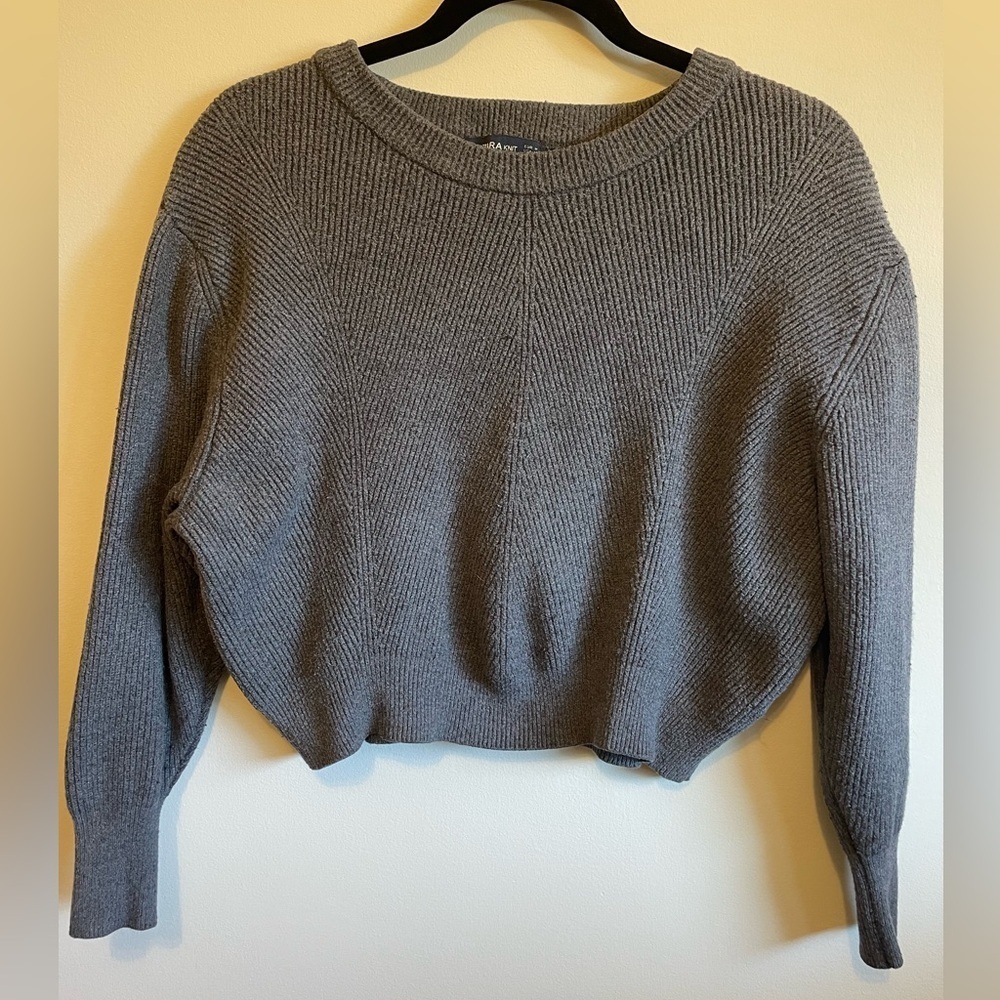 ZARA- cropped knit long sleeve sweater in a size medium